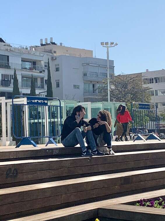 היא כבר לא במקום הזה, צוץ! נועה קולר וארז דריגס // צילום: גילה מחוץ לקוף